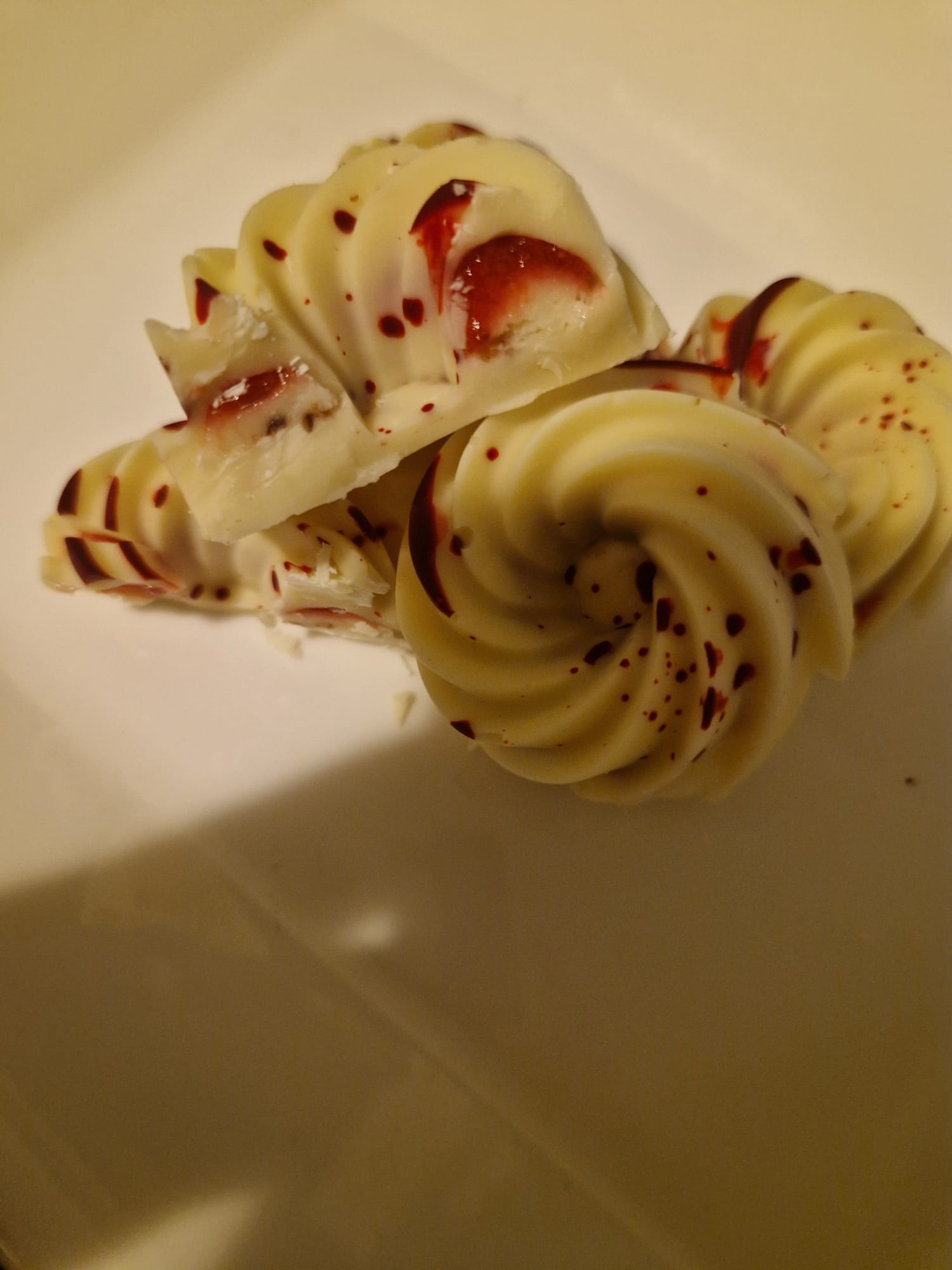 Witte chocoladebonbons met vulling