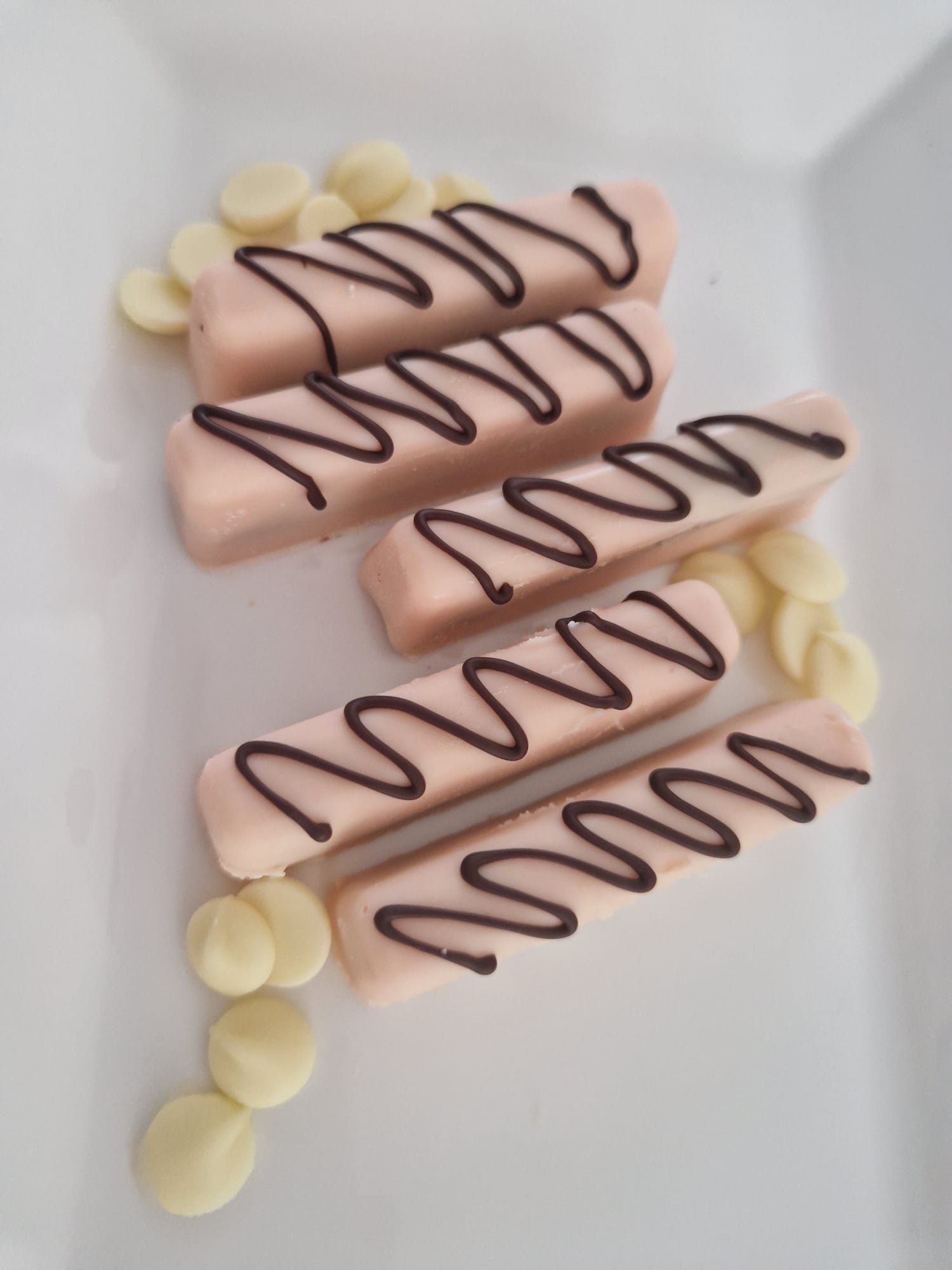Witte bonbons met rode decoratie
