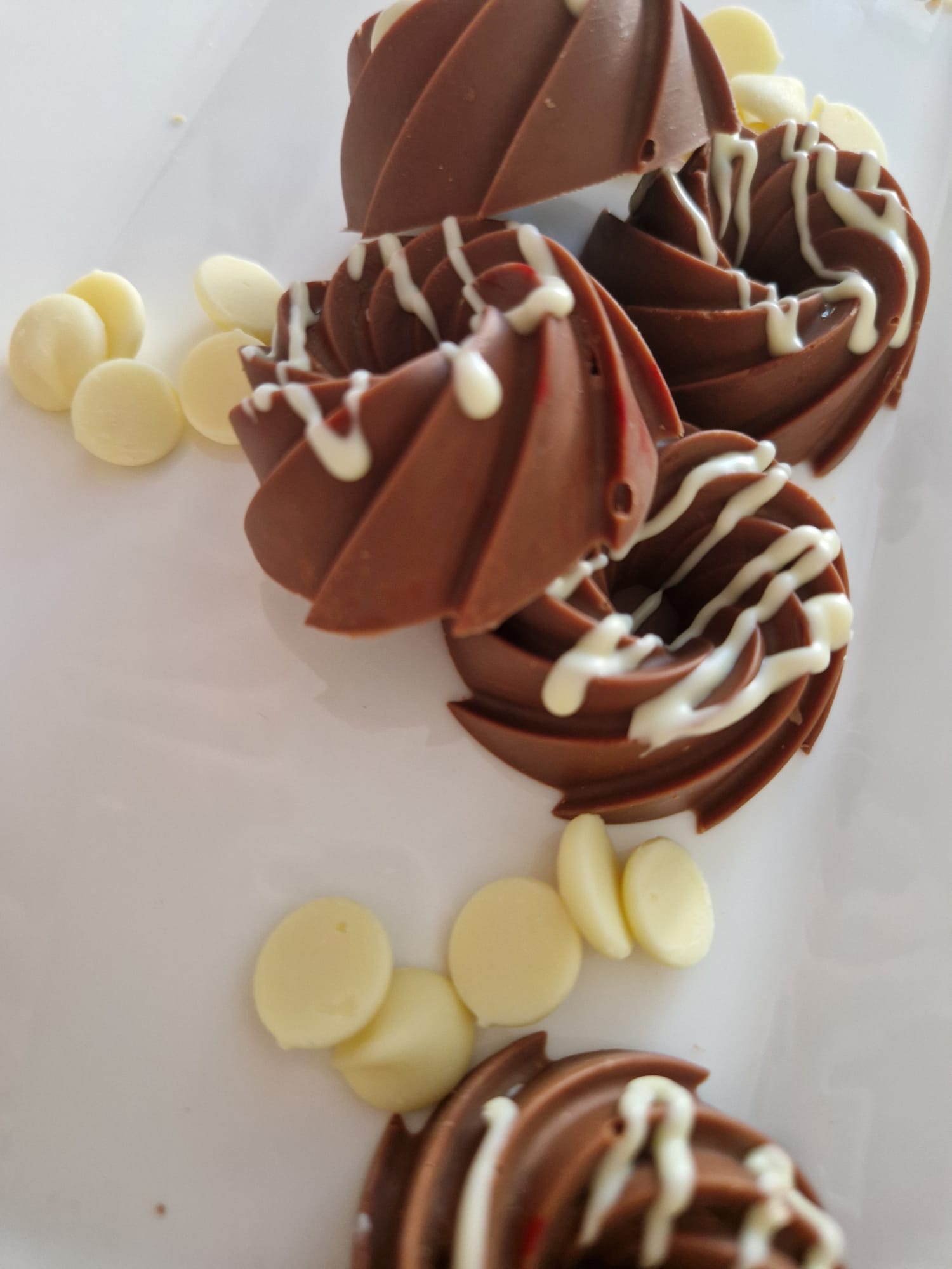Handgemaakte witte chocoladebonbons